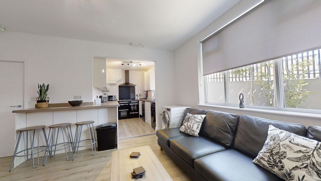 Property photo 2 of 21