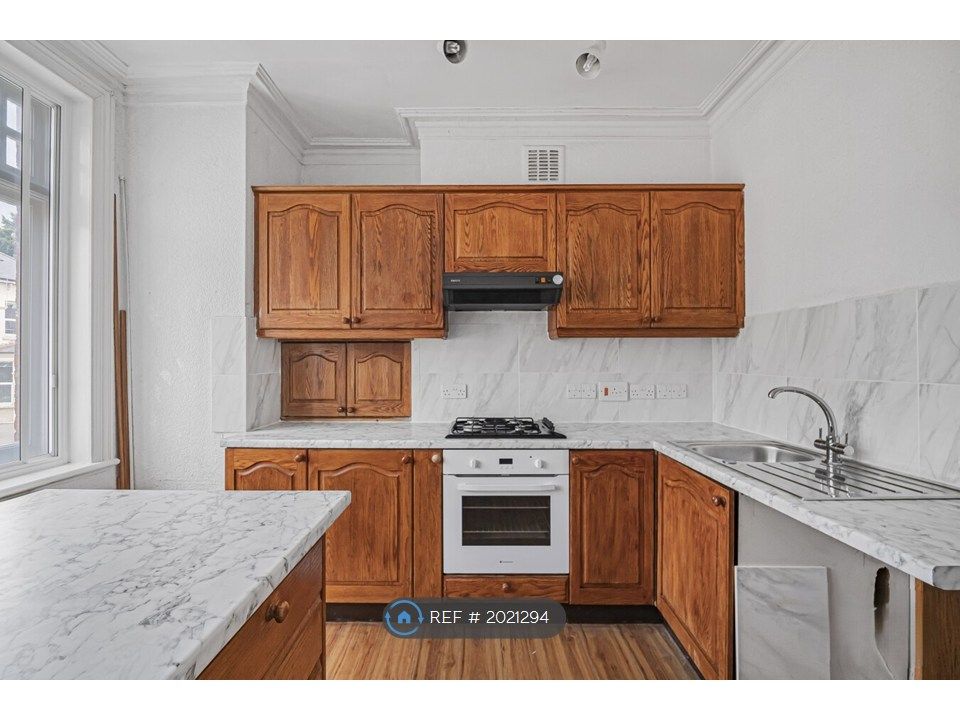 Property photo 3 of 11 Kitchen