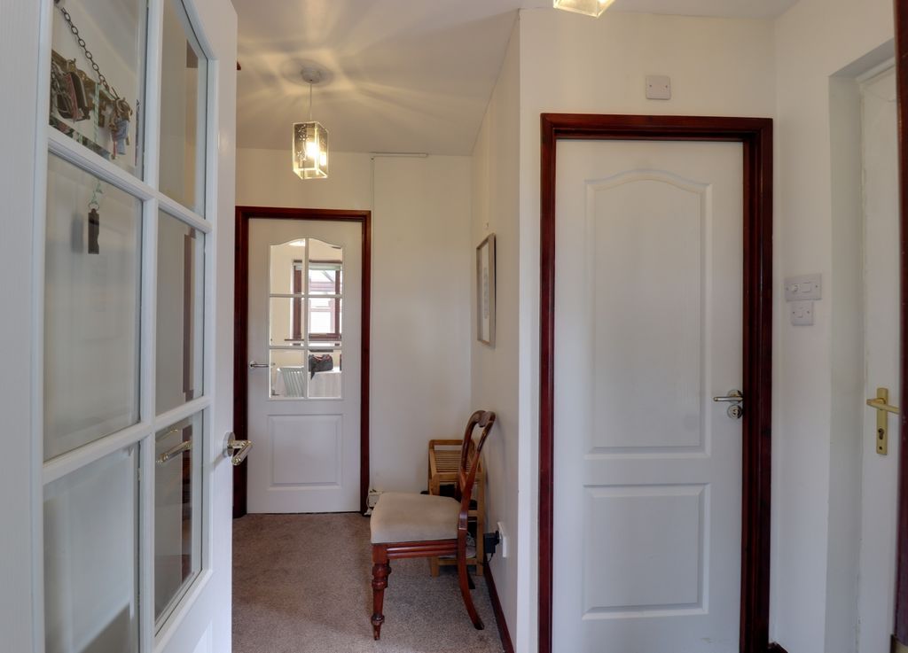 Property photo 3 of 16 Hall Way