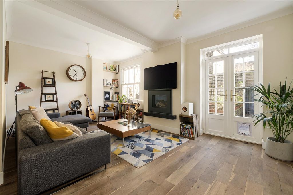 Property photo 2 of 33 Browning Road, E11