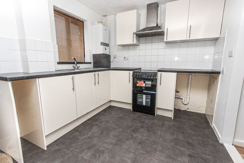 Property photo 2 of 7 Kitchen