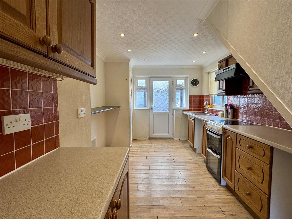 Property photo 2 of 31 Kitchen Breakfast Room