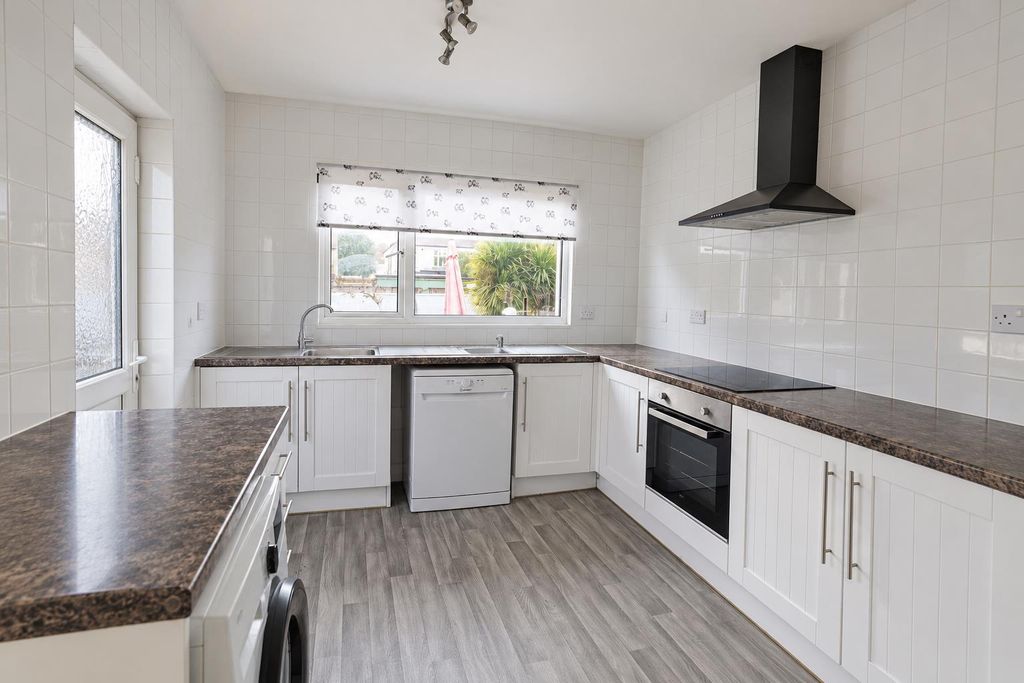 Property photo 1 of 11 Kitchen 17.Png