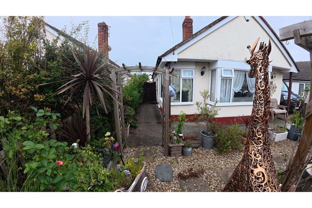Property photo 3 of 34 Front Garden