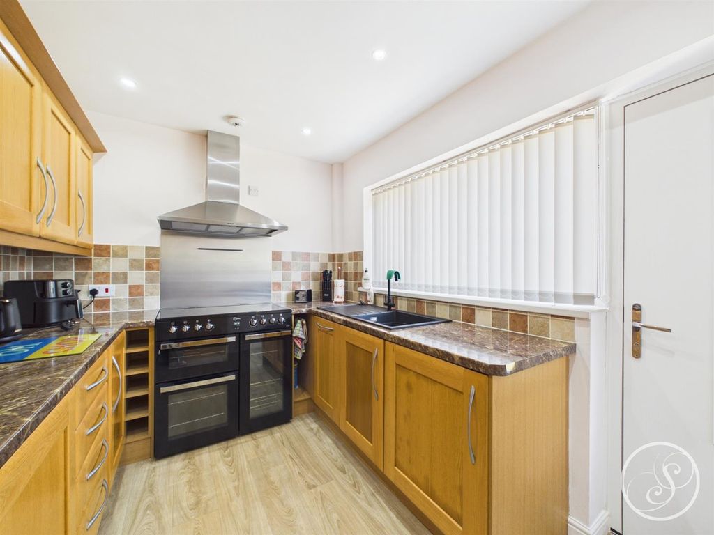 Property photo 3 of 14 Kitchen