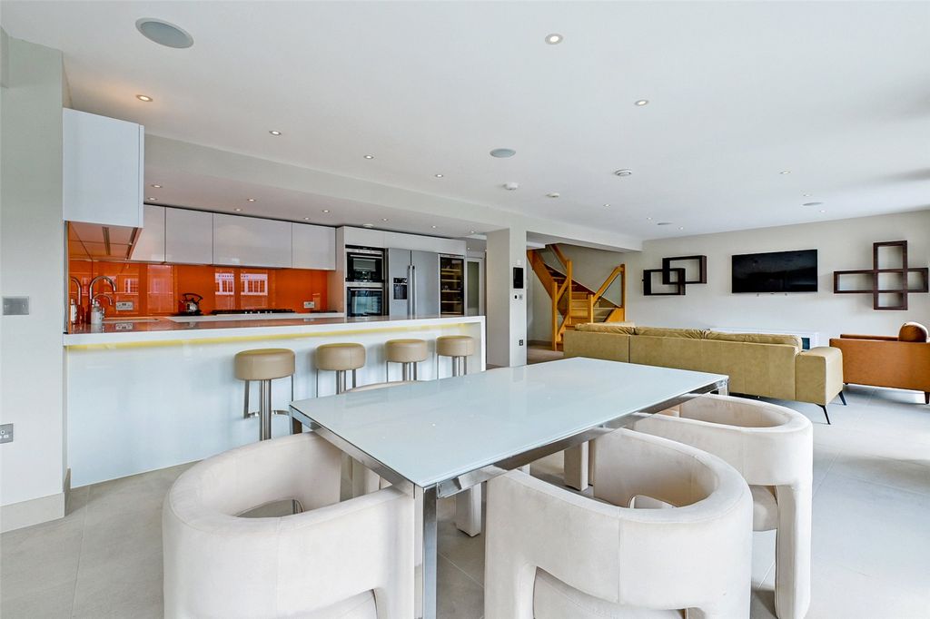 Property photo 3 of 11 Kitchen Dining