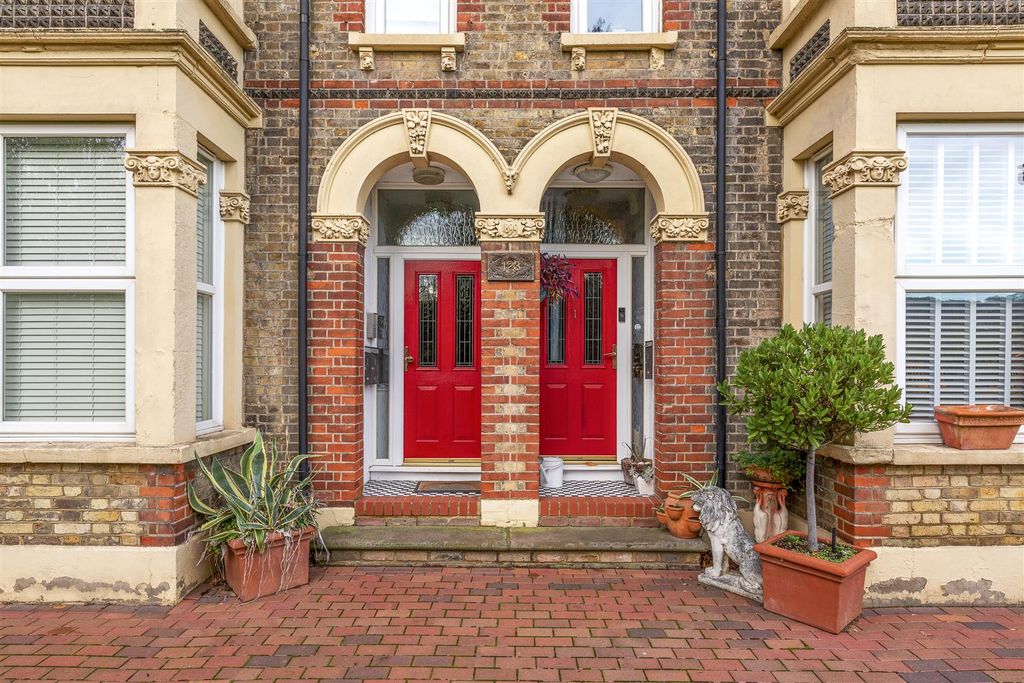 Property photo 2 of 12 Flat 5, 123 London Rd, Hp11 1BT-14.Jpg