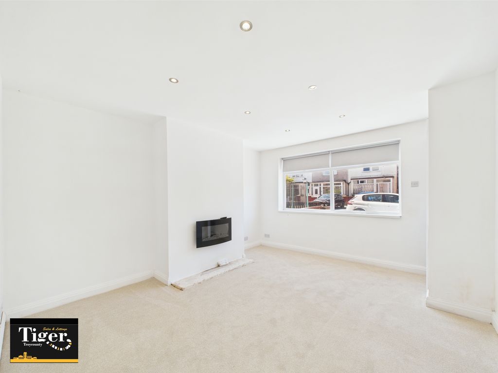 Property photo 3 of 12 Cam02176G0-Pr0576-Still006