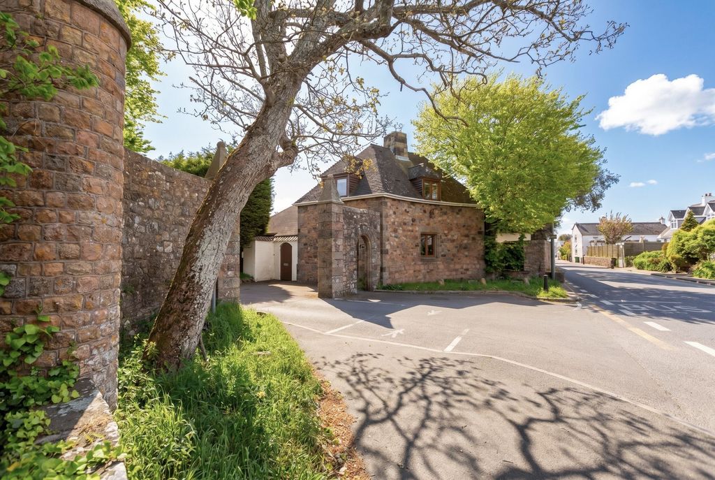 Property photo 1 of 54