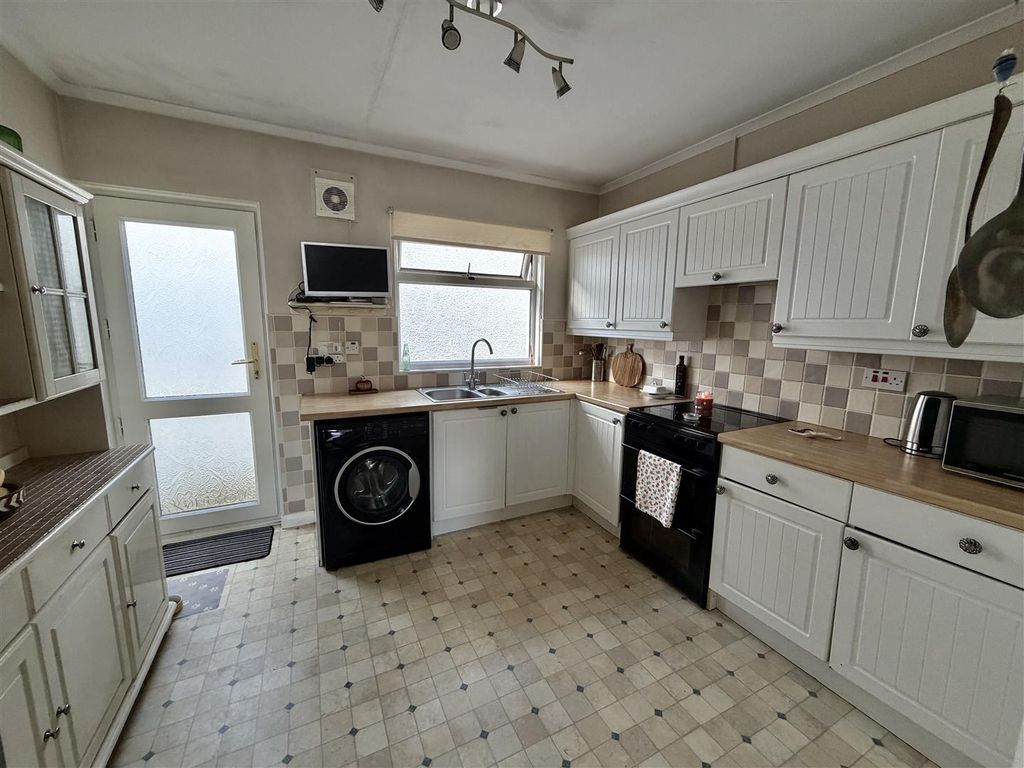 Property photo 3 of 12 Kitchen