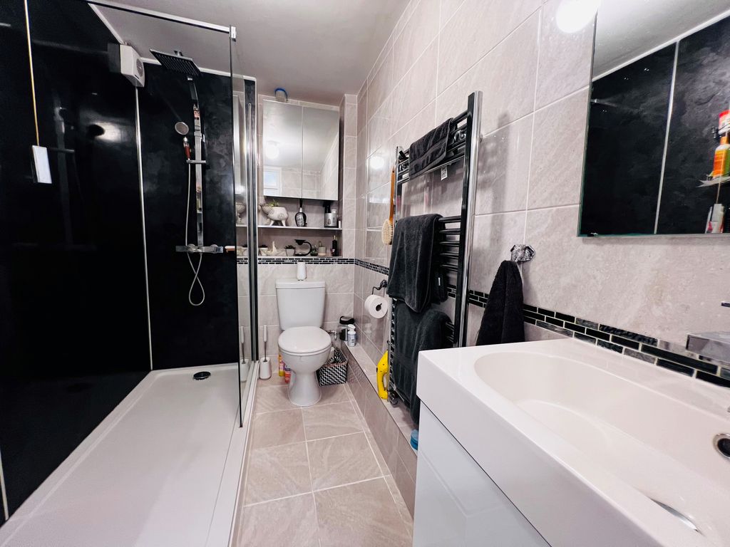 Property photo 3 of 9 Bathroom