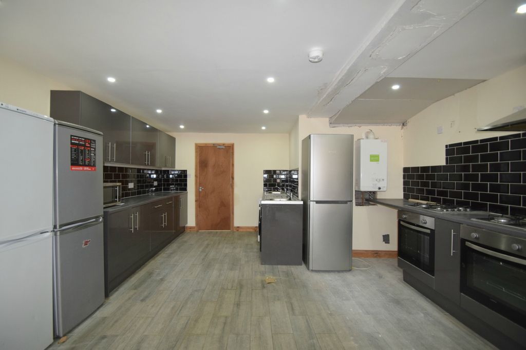 Property photo 1 of 19 Photo 7