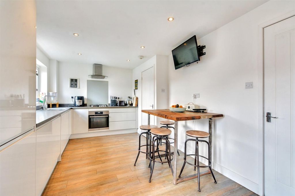 Property photo 3 of 16 Kitchen