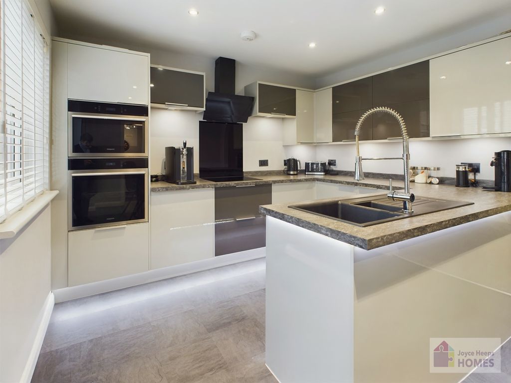 Property photo 3 of 16 Kitchen