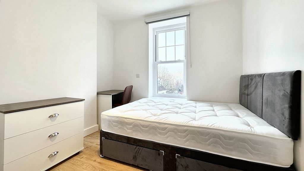 Property photo 3 of 11 This Inviting Double Bedroom Features A Comfortabl...