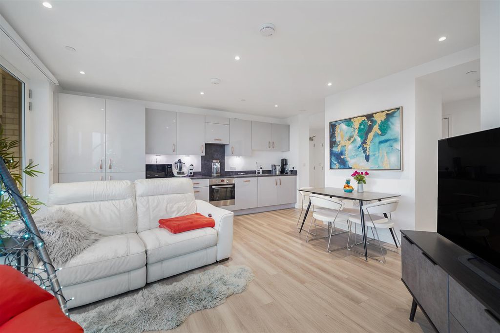 Property photo 3 of 16 Flat 28, Tavener House - Tbf2Zhyvj24Q1Oiudqpv.Jpg