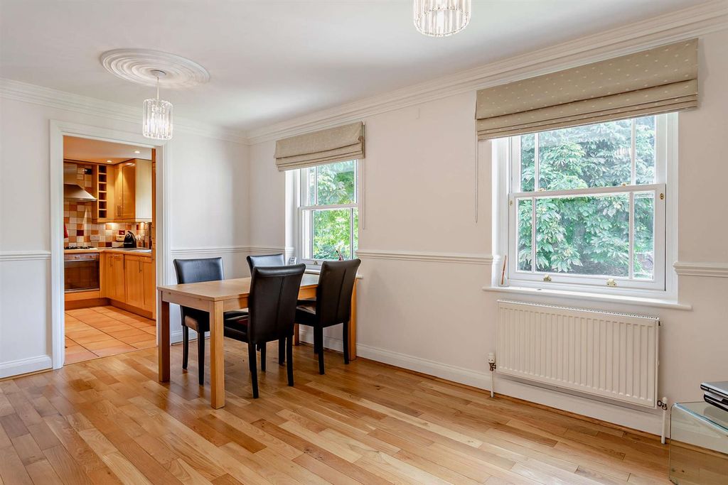 Property photo 3 of 13 8561725-Interior05-800.Jpg