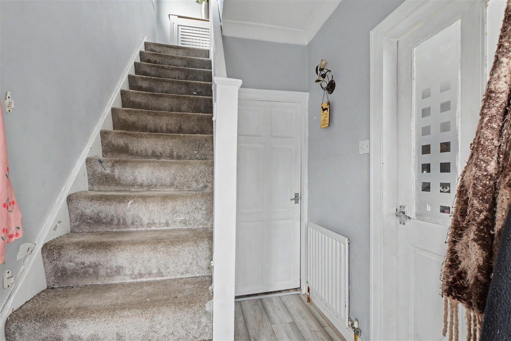 Property photo 2 of 17 Entrance Hall.Jpeg