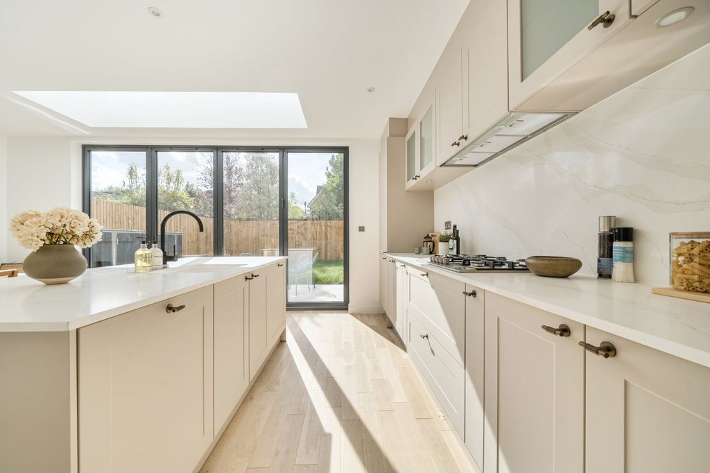 Property photo 3 of 10 Kitchen