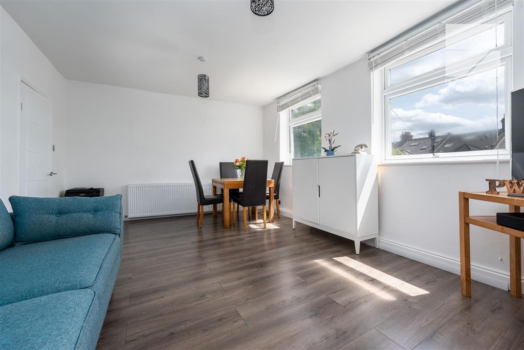 Property photo 3 of 20 74B Wallwood Road_0004.Jpg