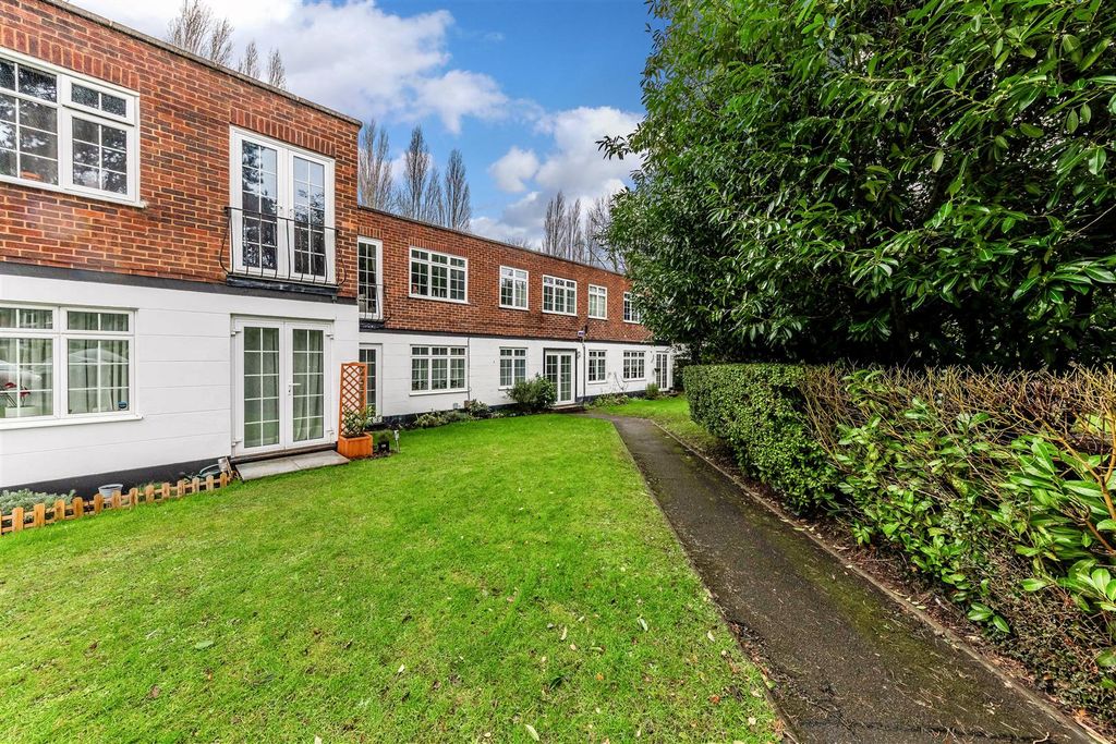Property photo 1 of 15 Freshmount Gardens (9).Jpg