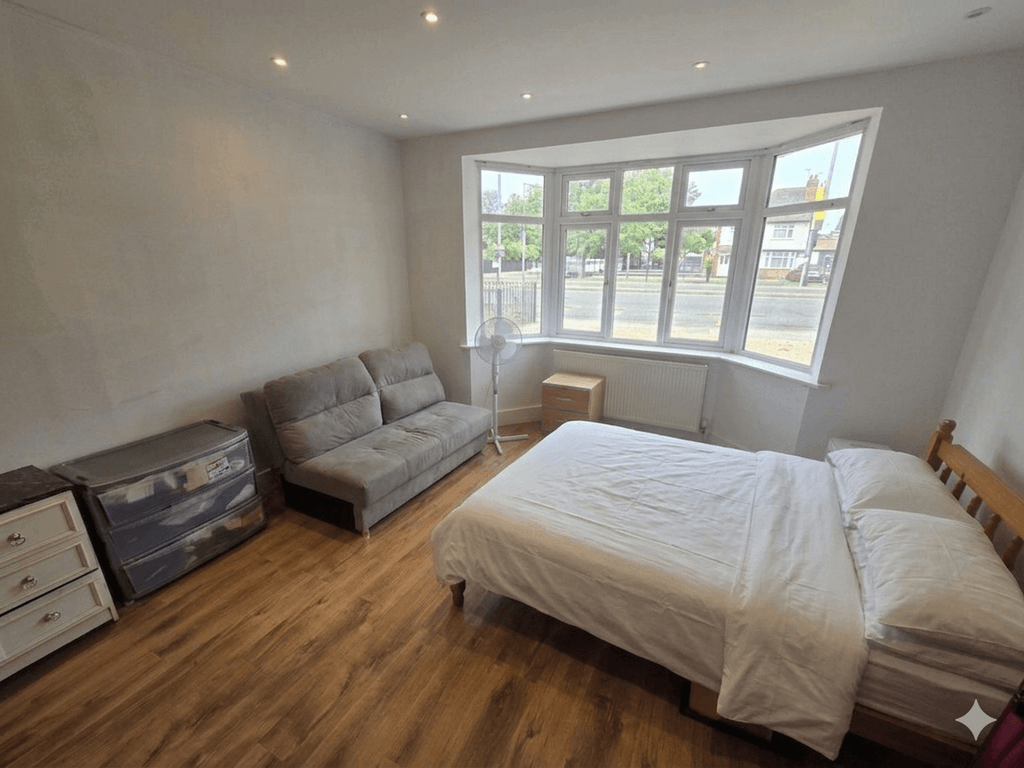 Property photo 1 of 8 3 Bed Flat To Rent Great South West Road, Hounslow Tw4