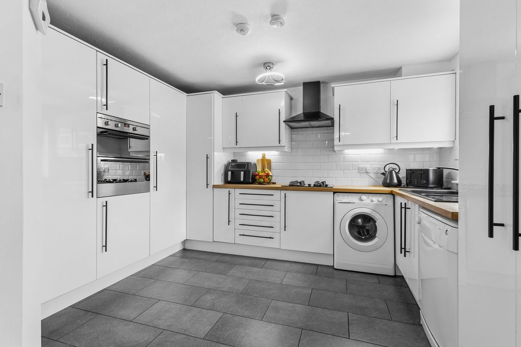 Property photo 2 of 24