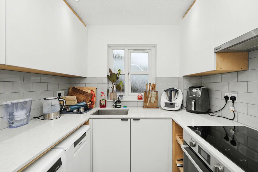 Property photo 3 of 11 Kitchen