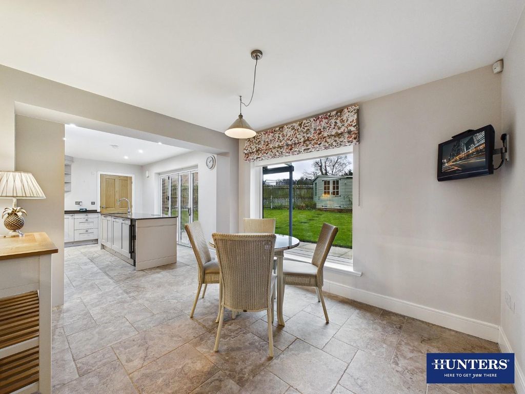 Property photo 3 of 28 Dining Kitchen