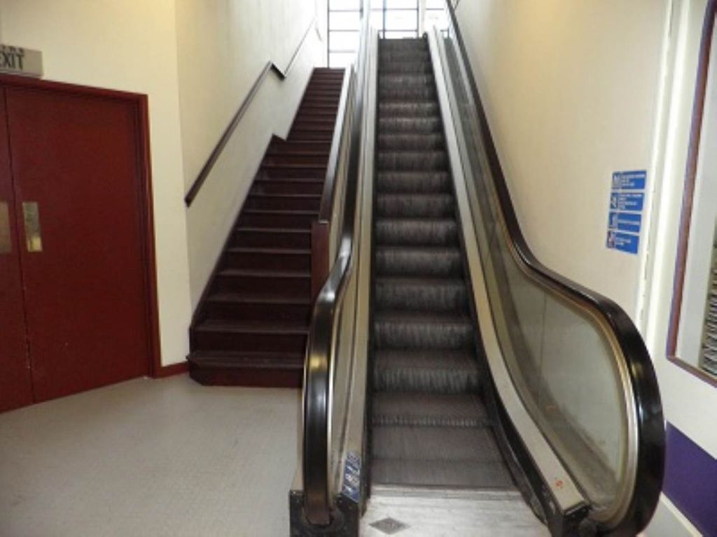 Property photo 3 of 5 Escalator