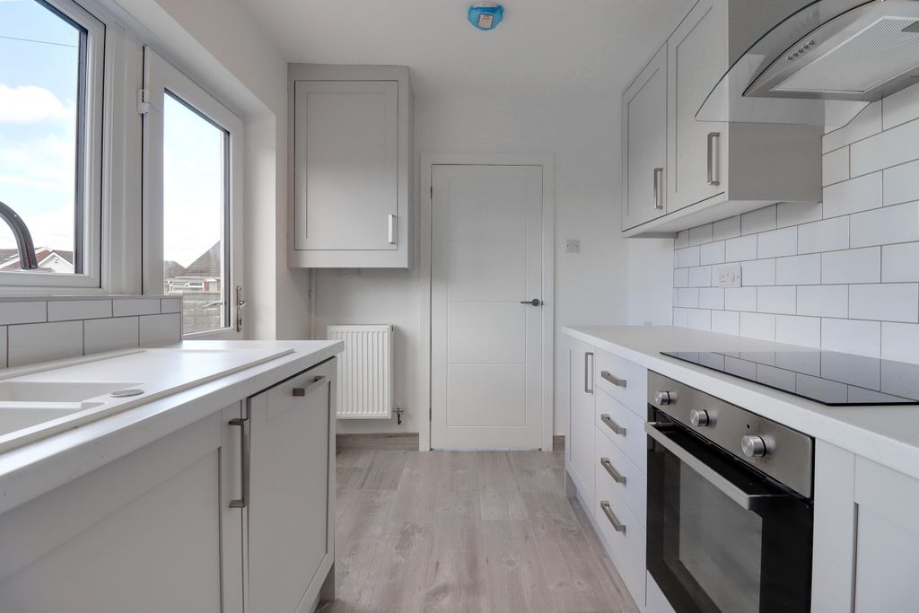 Property photo 3 of 17 Kitchen