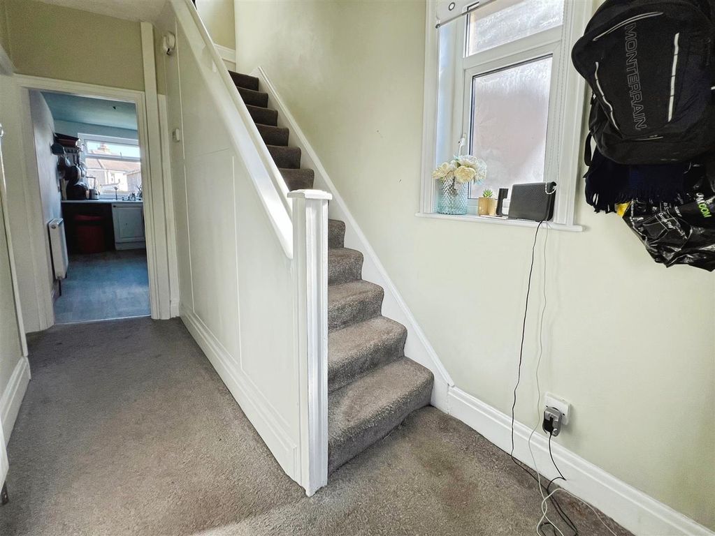 Property photo 2 of 21 Entrance Hall