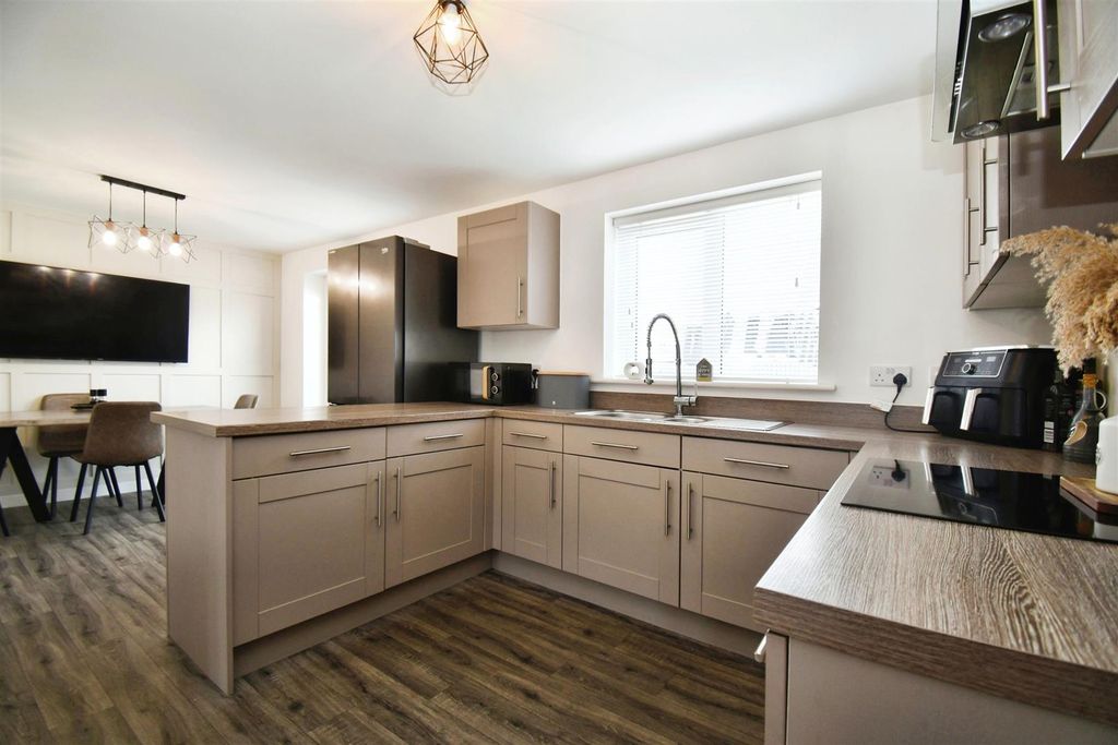 Property photo 2 of 21 Breakfast Kitchen