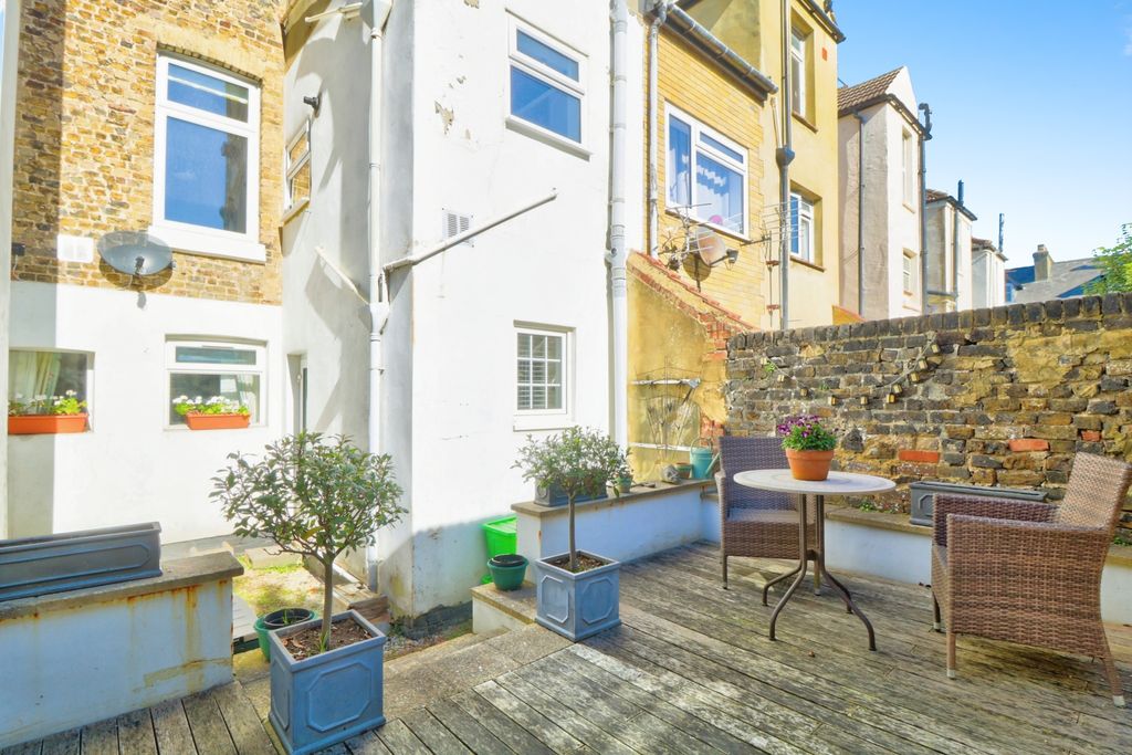 Property photo 2 of 14 Garden