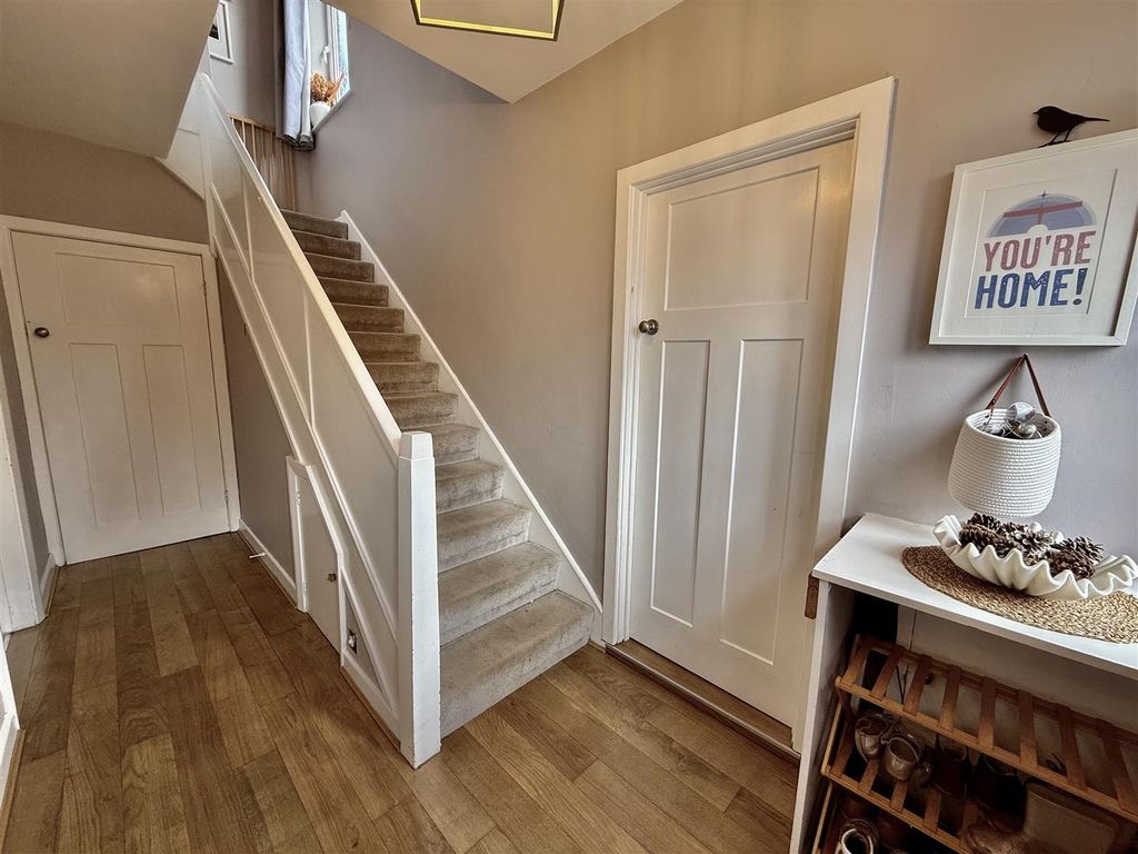 Property photo 3 of 18 Entrance Hall