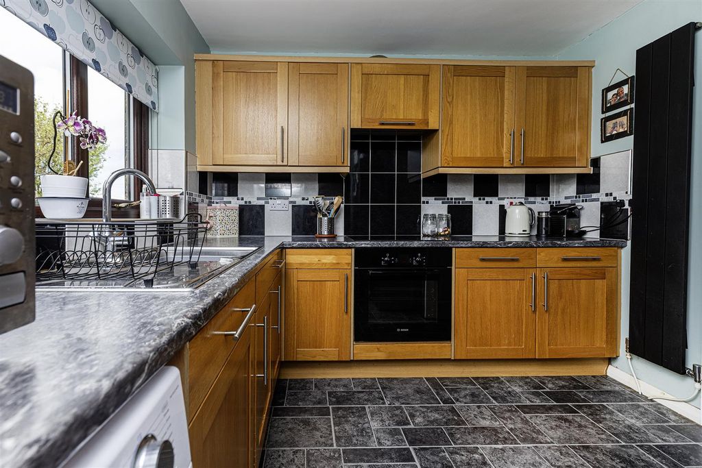 Property photo 3 of 33 Kitchen