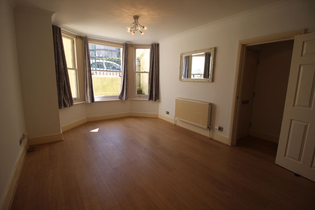 Property photo 2 of 12 Lounge