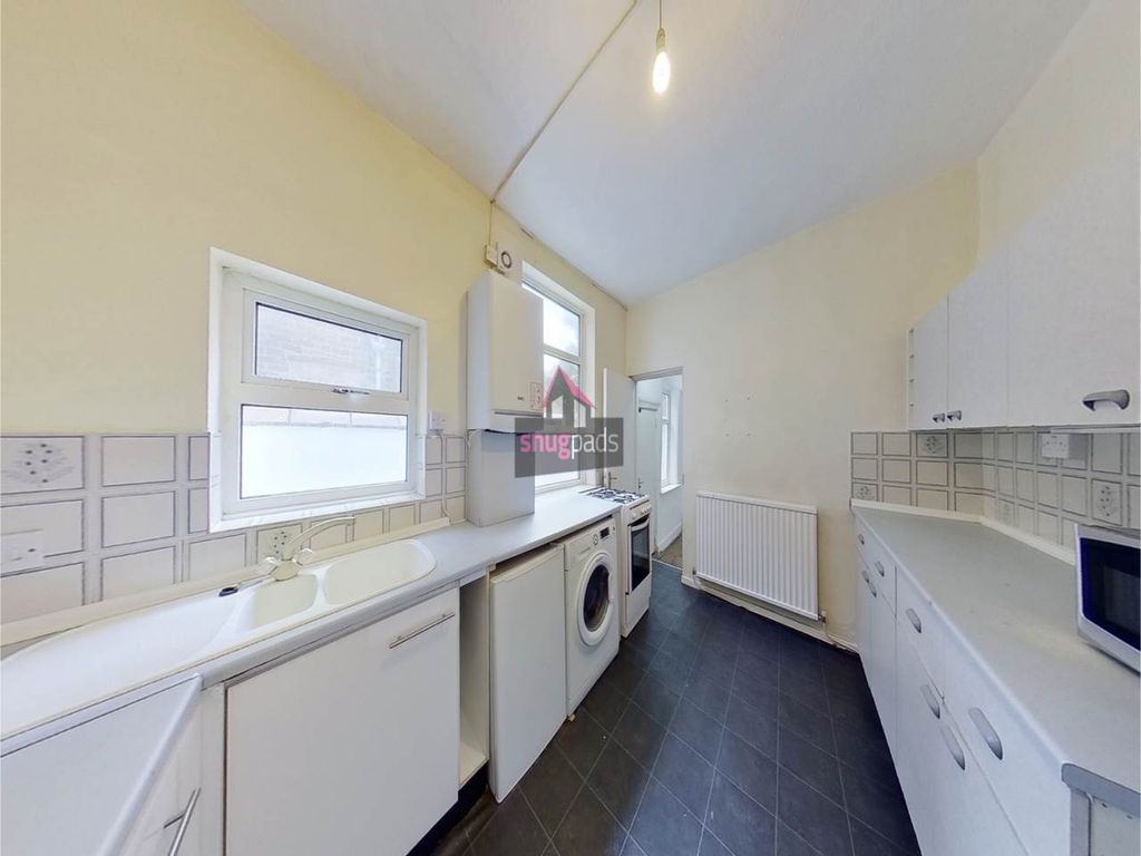 Property photo 2 of 9 Kitchen