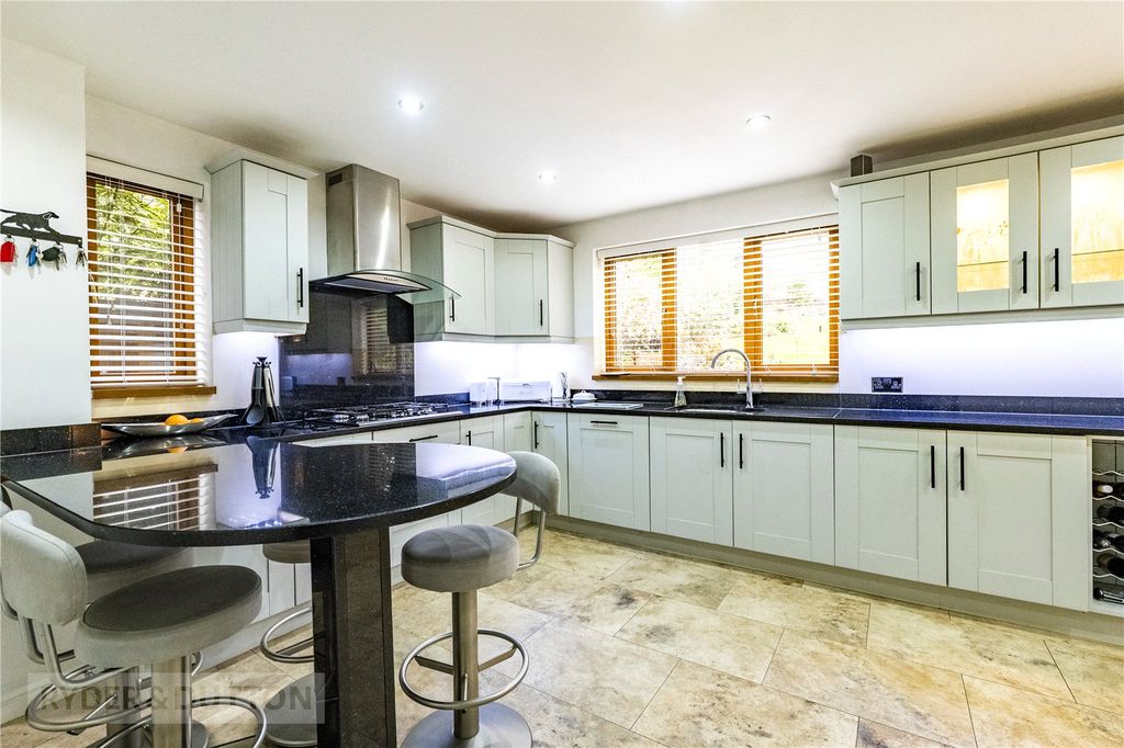 Property photo 3 of 27 Kitchen/Breakfast