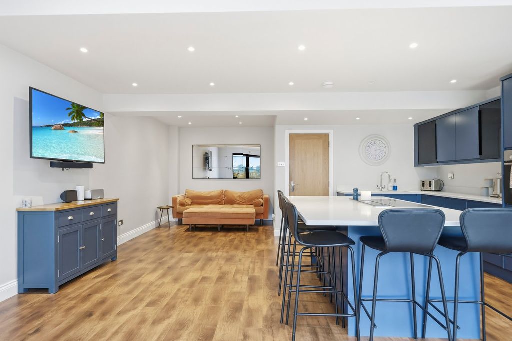 Property photo 3 of 23