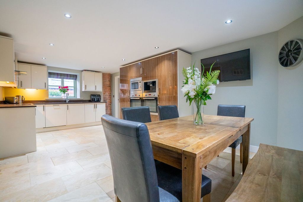 Property photo 2 of 43