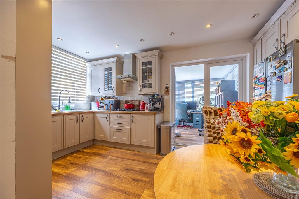 Property photo 3 of 24 Kitchen/Breakfast Room