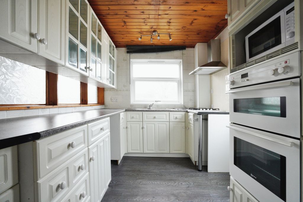 Property photo 3 of 14 Kitchen