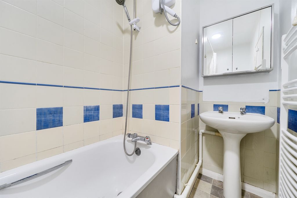 Property photo 1 of 10 Bathroom