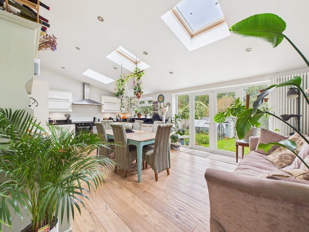 Property photo 2 of 16 Kitchen/Breakfast