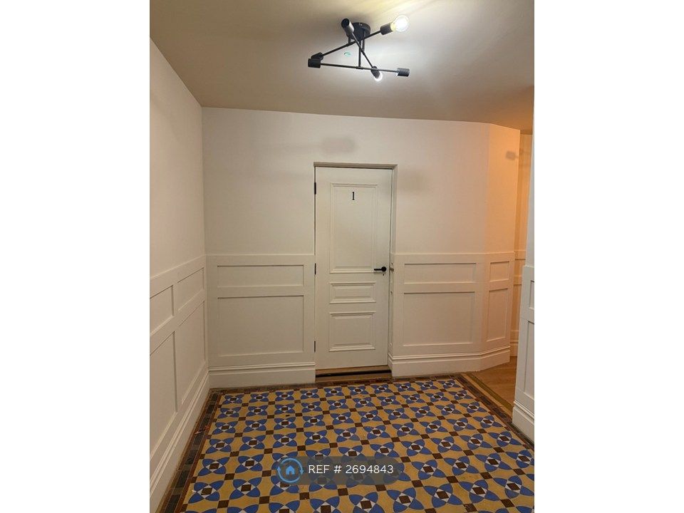 Property photo 3 of 8 Communal Entrance