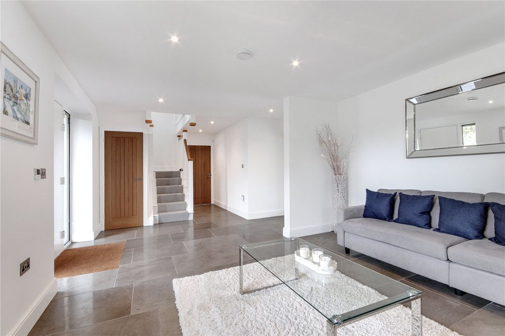 Property photo 3 of 16 Entrance Hall