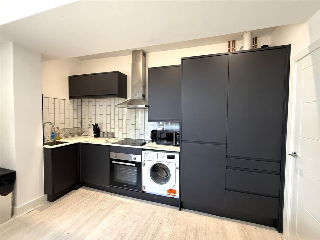 Property photo 2 of 7 Three Bedroom Flat (6).Jpg