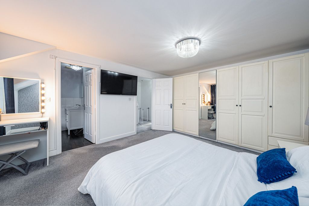 Property photo 3 of 24