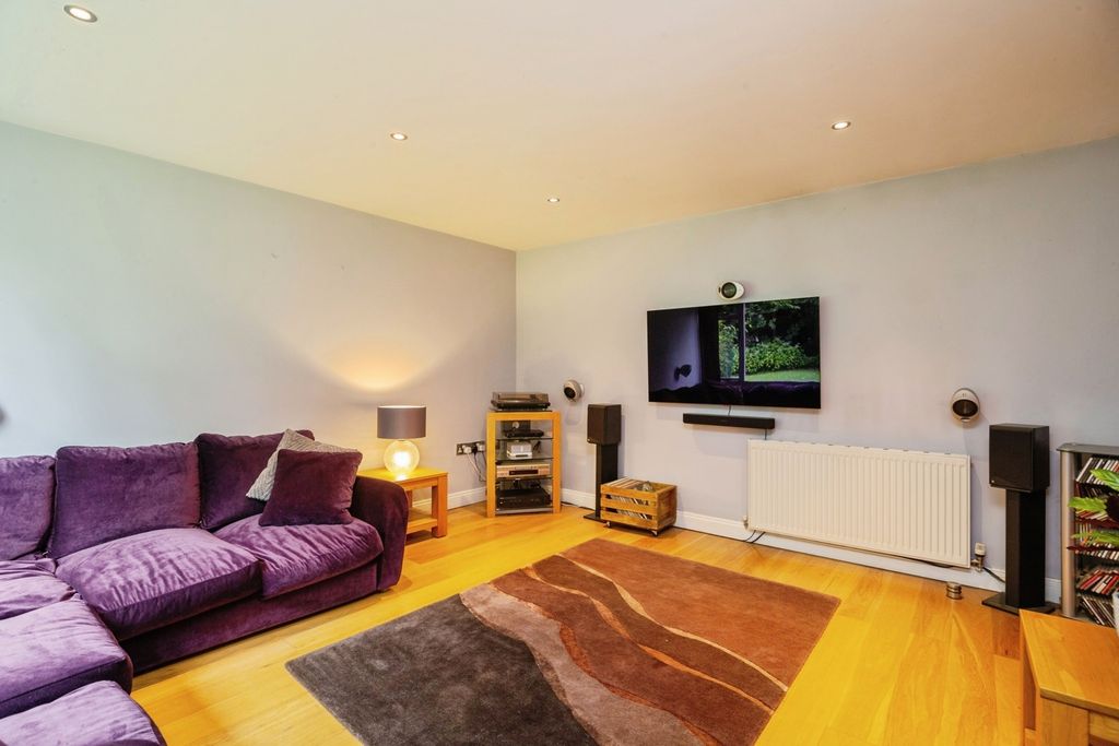 Property photo 3 of 22 Lounge